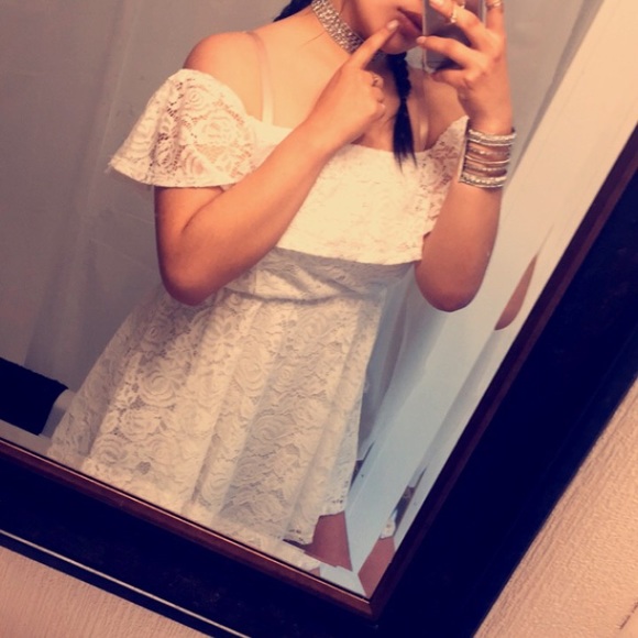 White off the shoulder dress - Picture 2 of 3